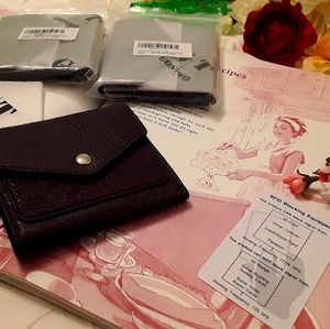 NEW,  GOSTWO LEATHER RFID BLOCKING TRI-FOLD WALLET